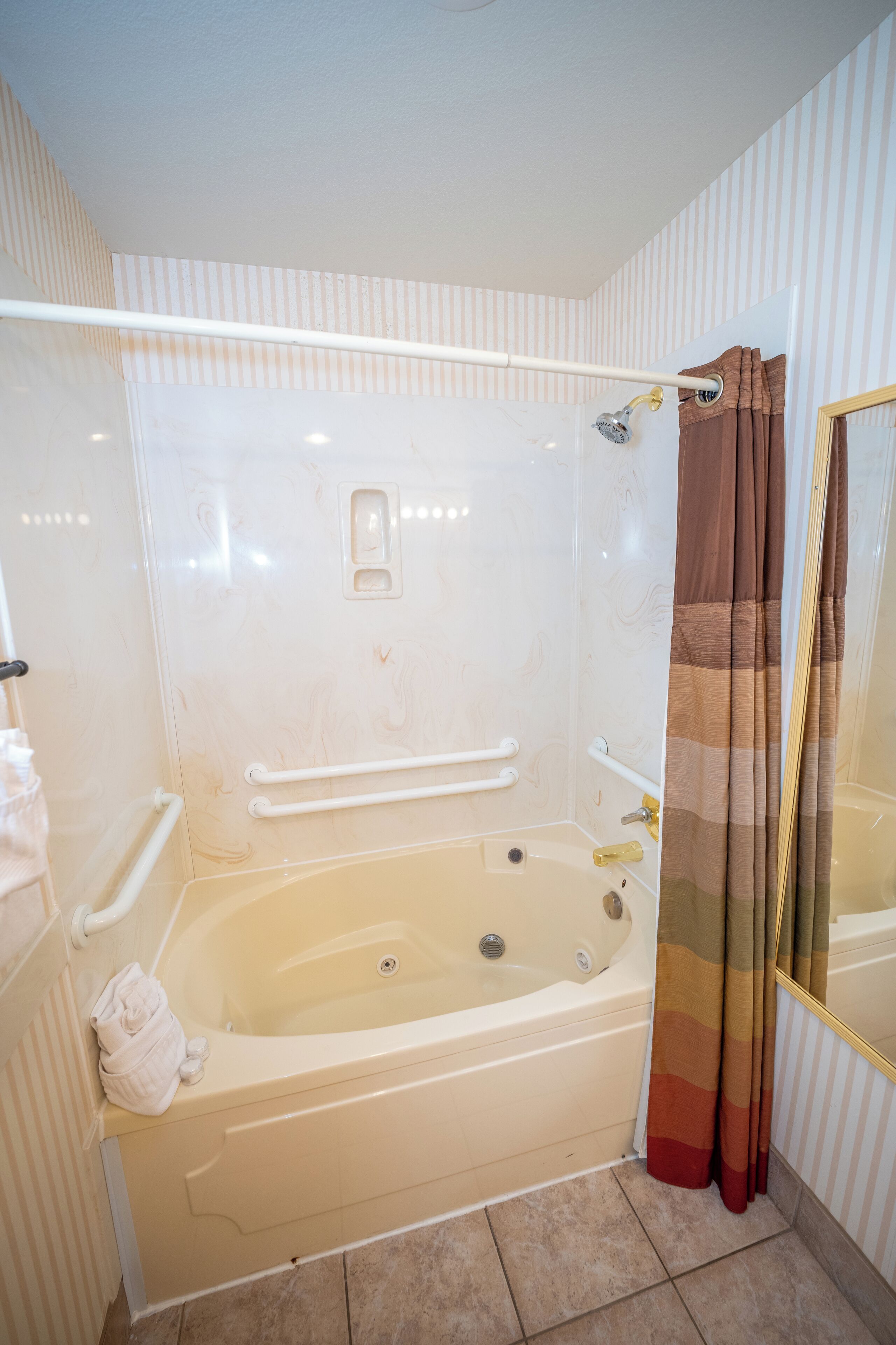 deluxe room, 1 king bed with sofa bed, jetted tub | bathroom | free toiletries, hair dryer, towels, soap