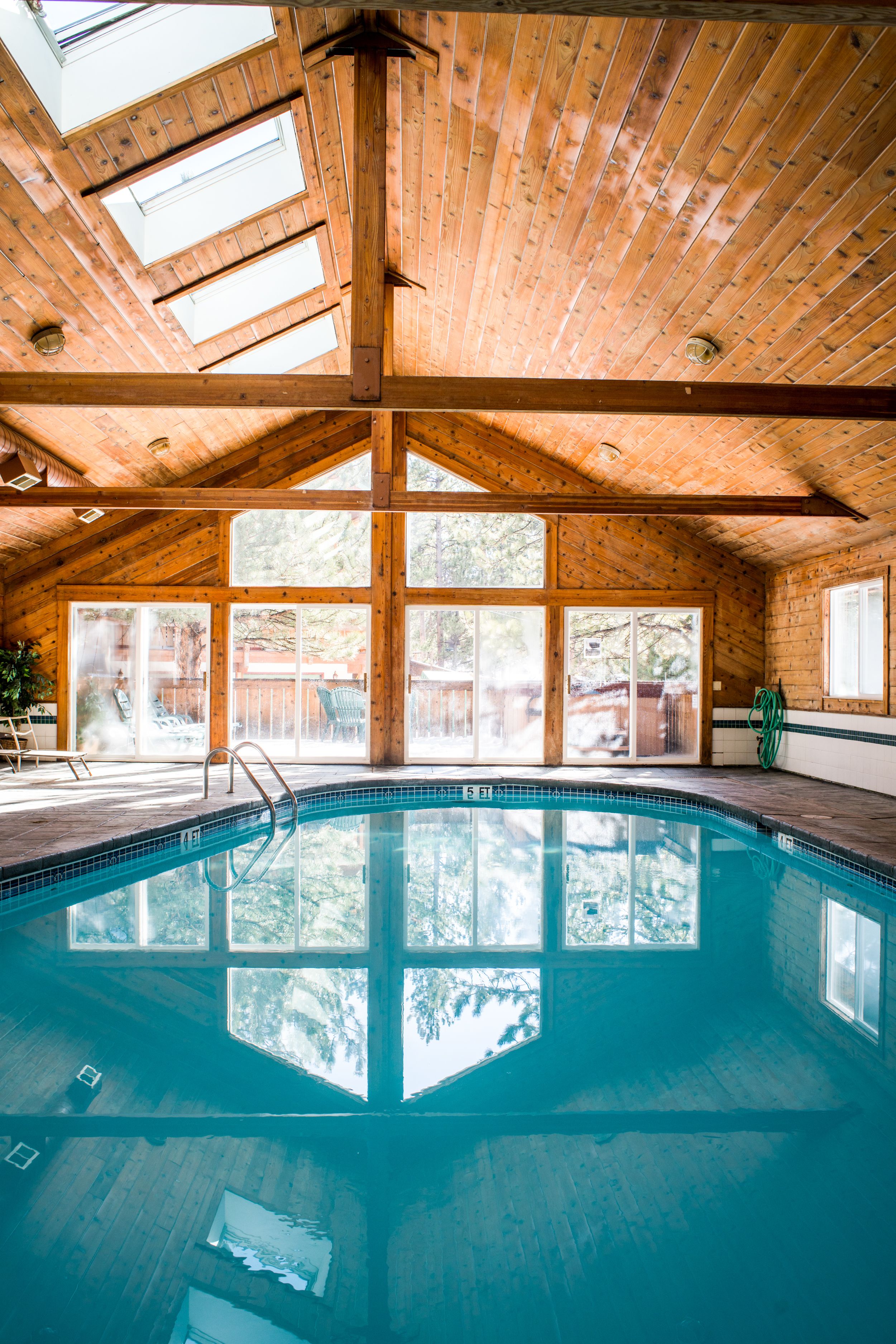 Una piscina techada, una piscina al aire libre de temporada