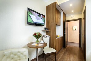 Kjøleskap, mikrobølgeovn, kokeplater og kaffetrakter/tekoker