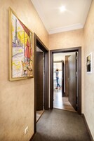 家庭房 (Apartment) | 高档床上用品、迷你吧、客房内保险箱、办公桌