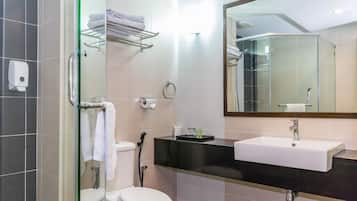 Deluxe King Room | Badezimmer | Dusche, Haartrockner, Handtücher
