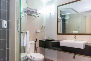 Deluxe King Room | 浴室 | 淋浴设施、吹风机、毛巾