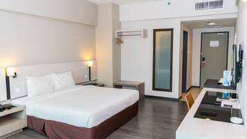 Executive King Room | Desk, soundproofing, iron/ironing board, free WiFi