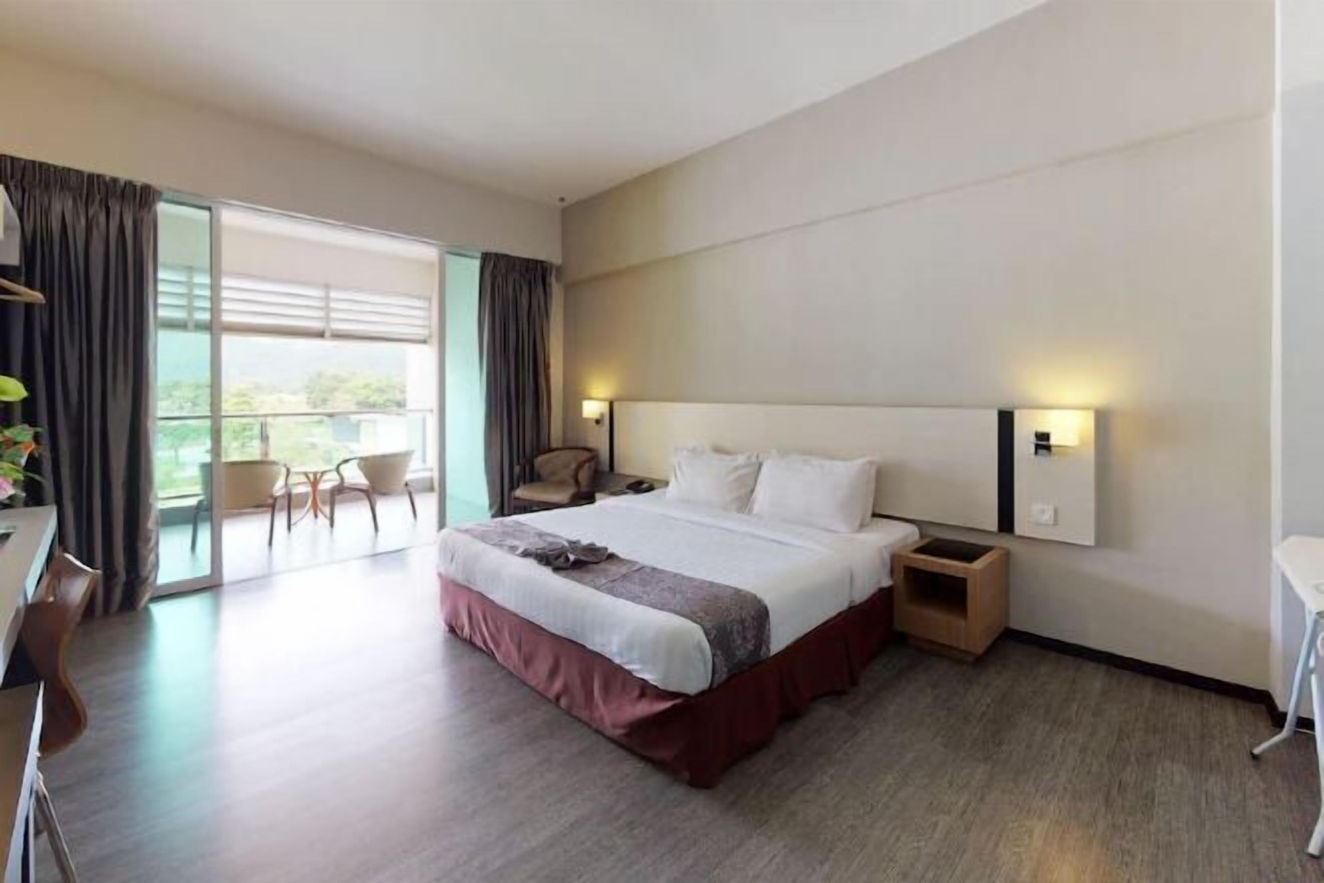 Desk, soundproofing, iron/ironing board, free WiFi