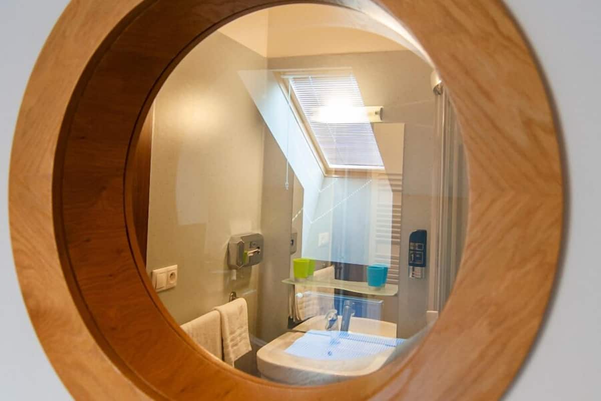 standard single room | bathroom | free toiletries, hair dryer, towels