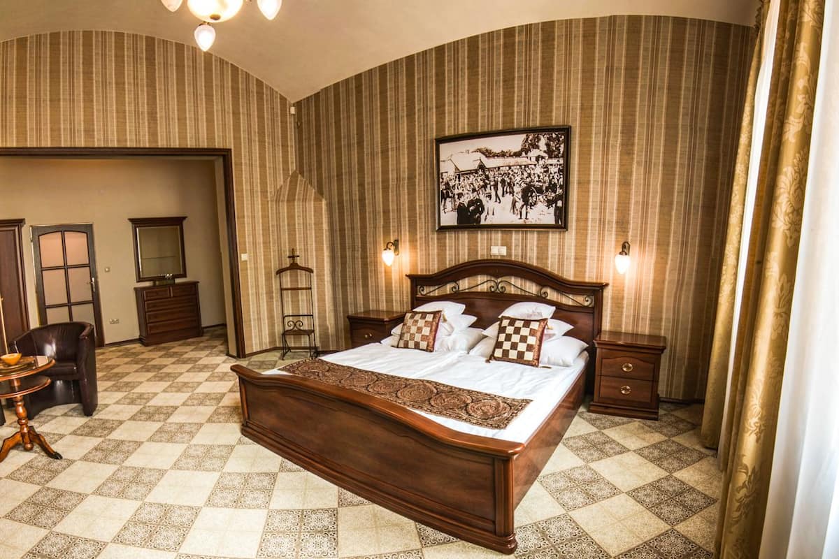 deluxe suite | 1 bedroom, hypo-allergenic bedding, pillow-top beds, in-room safe