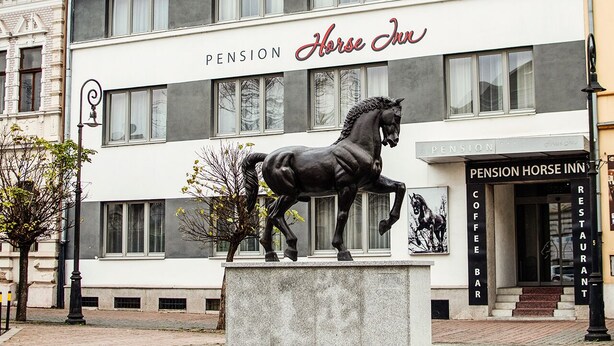 Een gebouw met een bord waarop 