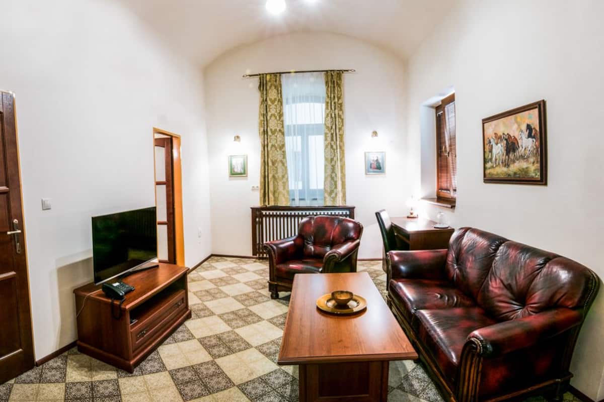 deluxe suite | 1 bedroom, hypo-allergenic bedding, pillow-top beds, in-room safe