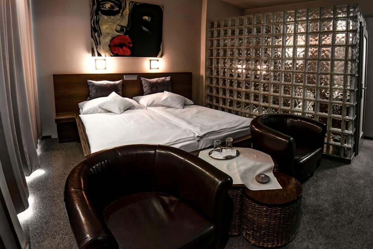 standard double room, 1 queen bed | 1 bedroom, hypo-allergenic bedding, pillow-top beds, in-room safe