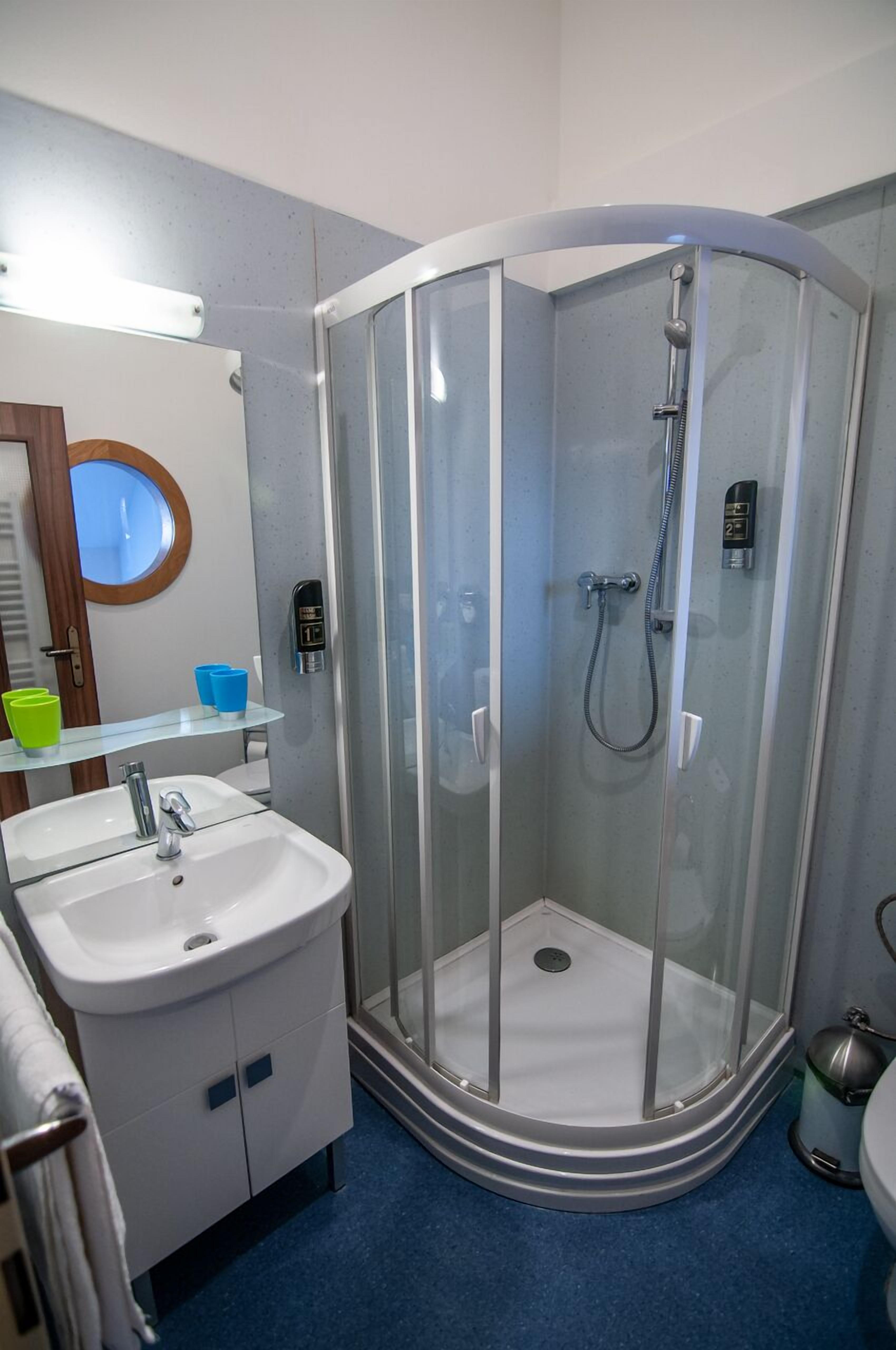 standard single room | bathroom | free toiletries, hair dryer, towels