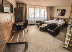 Hypo-allergenic bedding, pillowtop beds, in-room safe, desk - Horse inn Pension (Kosice)