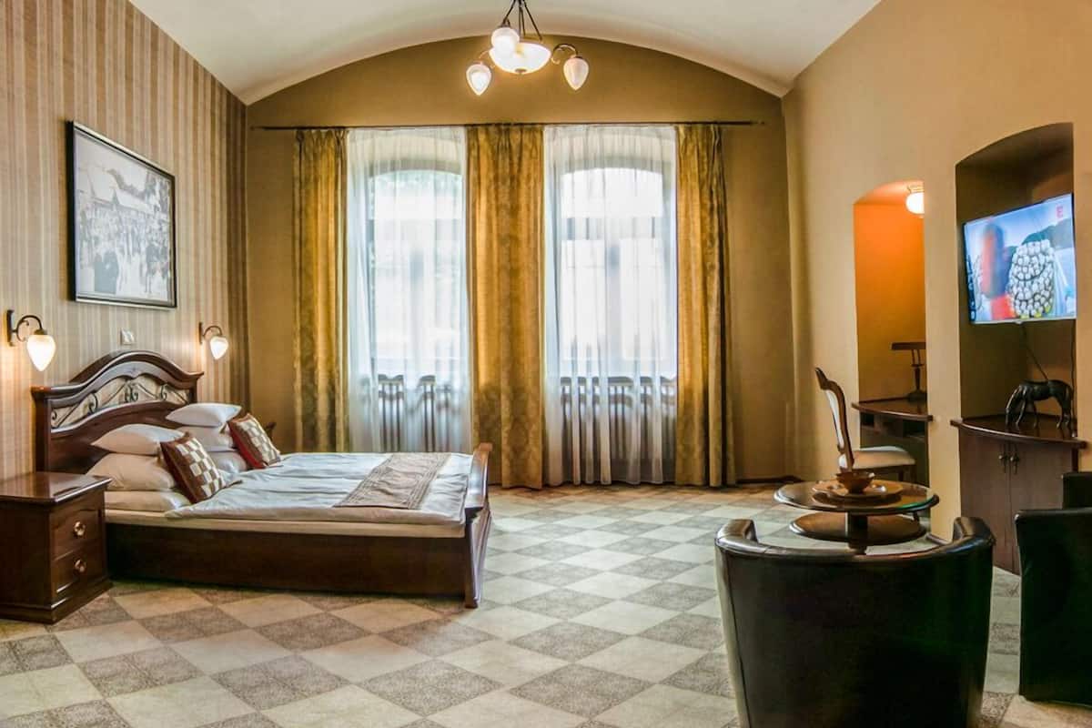 deluxe suite | 1 bedroom, hypo-allergenic bedding, pillow-top beds, in-room safe