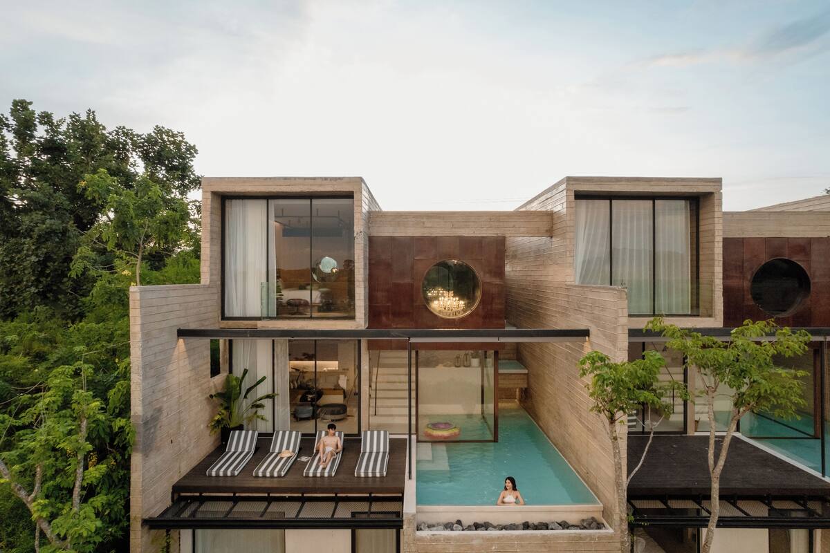 Eine moderne Villa mit Pool auf dem Dach, Loungebereich und einer runden Dachkuppel.