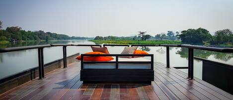 Minibar, caja de seguridad en la habitación y escritorio