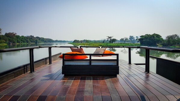 XFloat Luxe Cabin with private kayak | Frigobar, cofres nos quartos, escrivaninha, quartos à prova de som