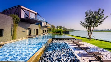 Piscina externa, espreguiçadeiras