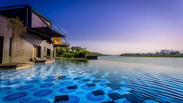 Piscine extérieure, chaises longues