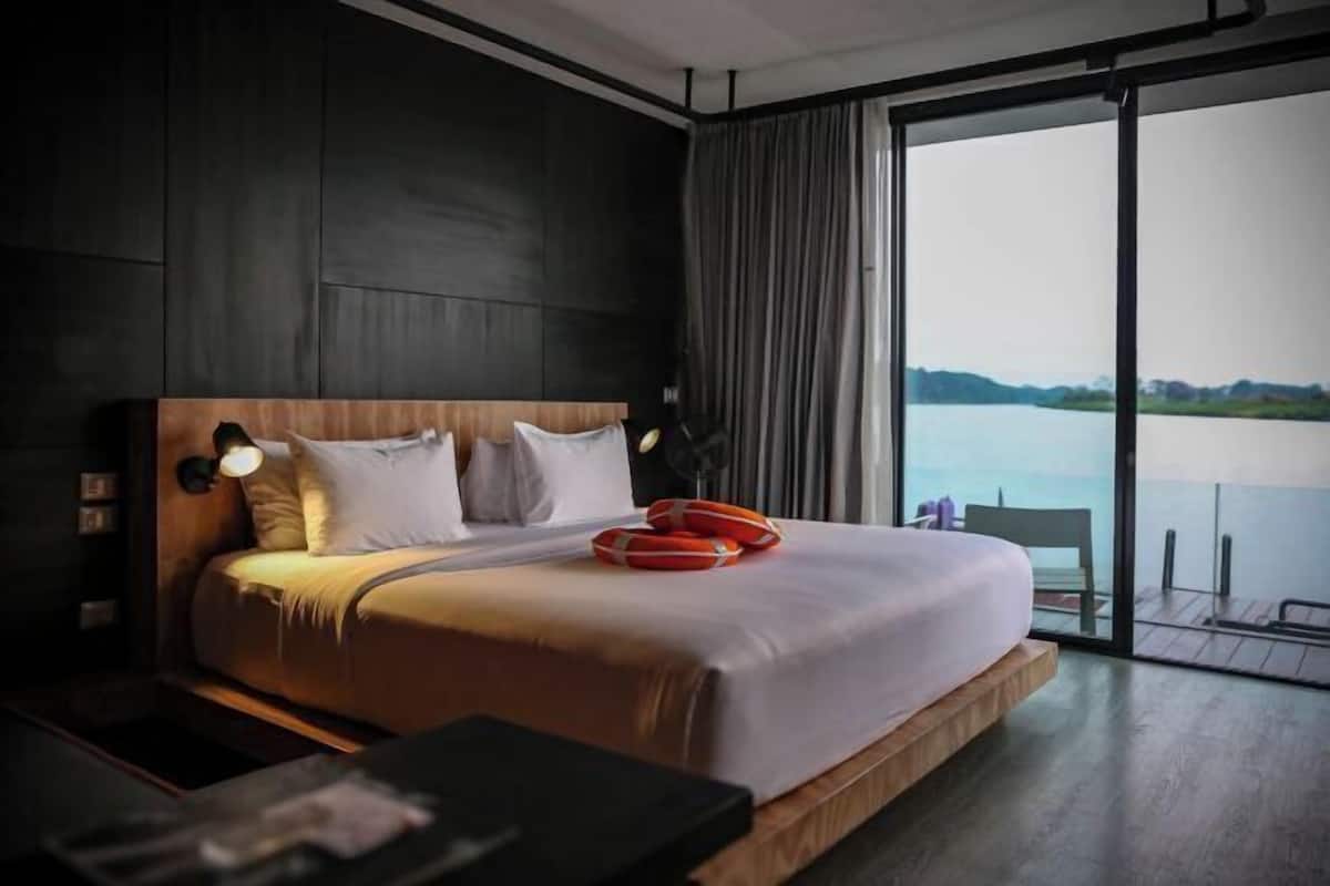 Een minibar, een kluis op de kamer, een bureau, geluiddichte muren