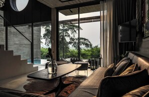 2 Bedroom Fallingwater Pool Villa | Aire de séjour | Téléviseur ACL de 40 po avec télévision par câble, téléviseur