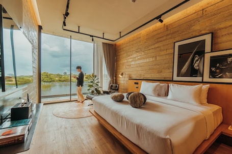 Minibar, caja de seguridad en la habitación y escritorio