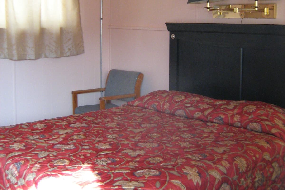 Standard Room, 1 Queen Bed | Bed sheets
