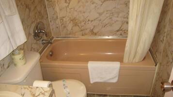 Ducha y bañera combinadas, secador de pelo y toallas