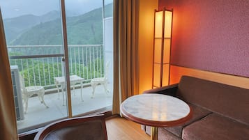 华丽双床房 | 客房内保险箱、办公桌、免费 WiFi