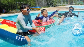Piscina a l'aire lliure i para-sols