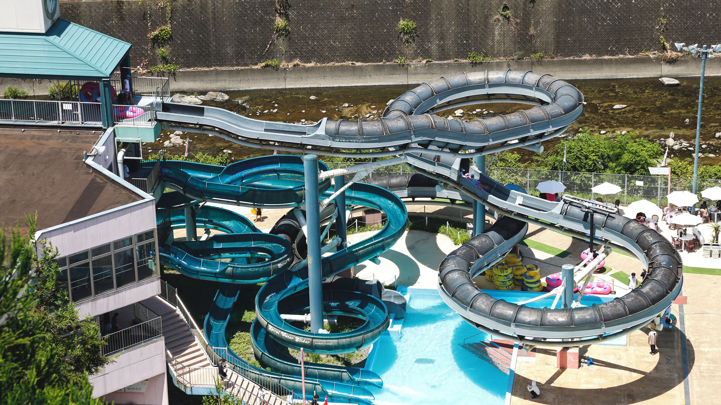 Estructura de toboganes acuáticos de varios niveles, con distintas pistas y una zona de piscina.