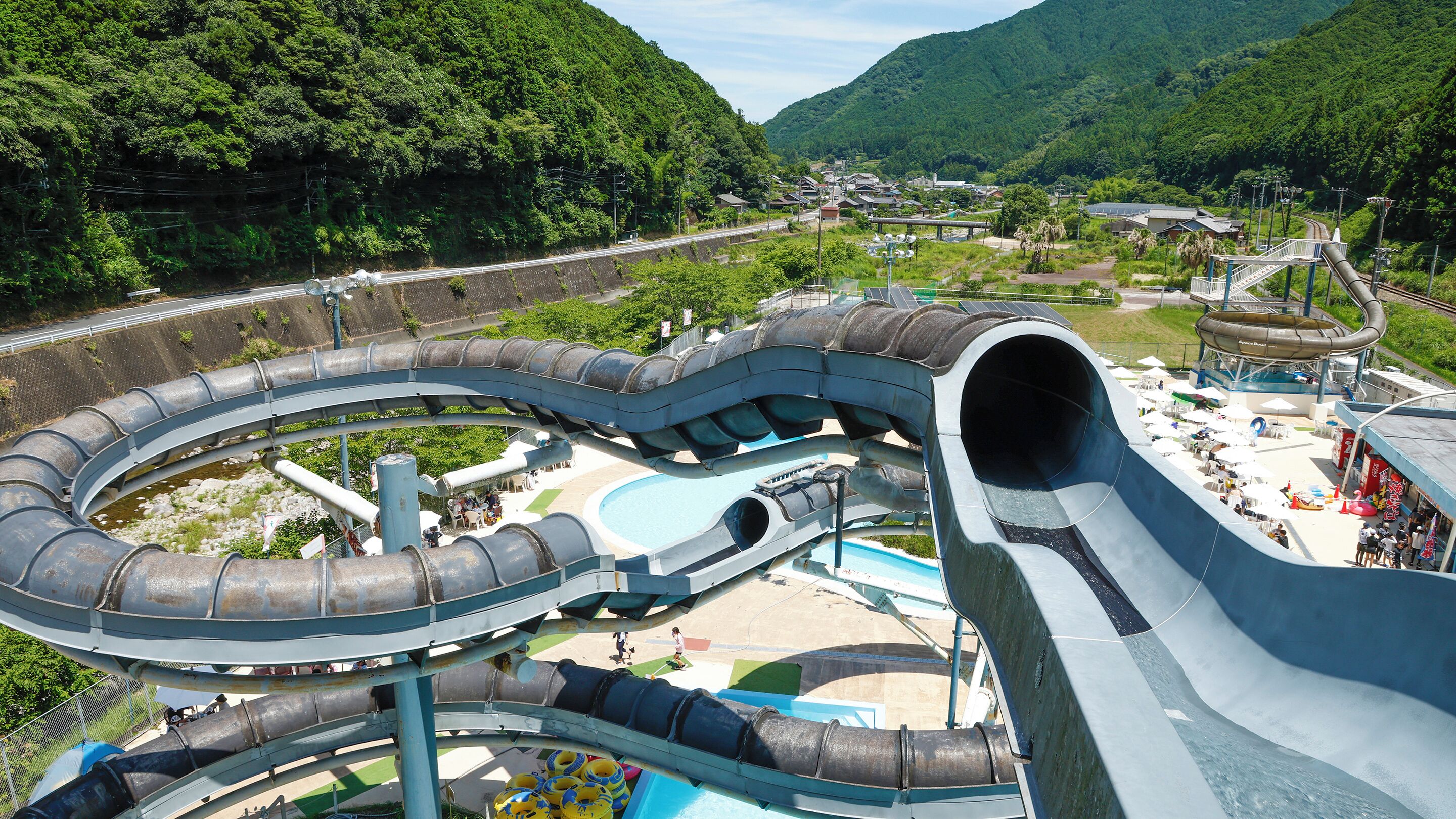 室外游泳池，池畔遮阳伞