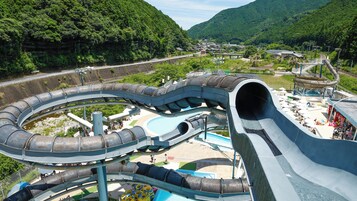 Una piscina al aire libre, sombrillas