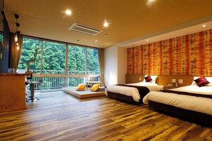 Habitación cuádruple Deluxe | Caja fuerte, escritorio, wifi gratis