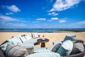 På stranden, vit sandstrand, gratis strandcabanor och solstolar