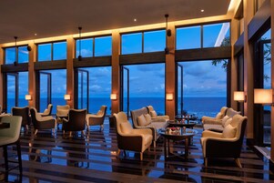 4 bars/lounges