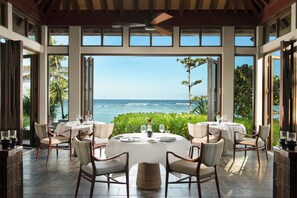 해변에 위치, 백사장, 무료 비치 카바나, 일광욕 의자