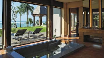 Separate bathtub and shower, deep-soaking bathtub, rainfall showerhead