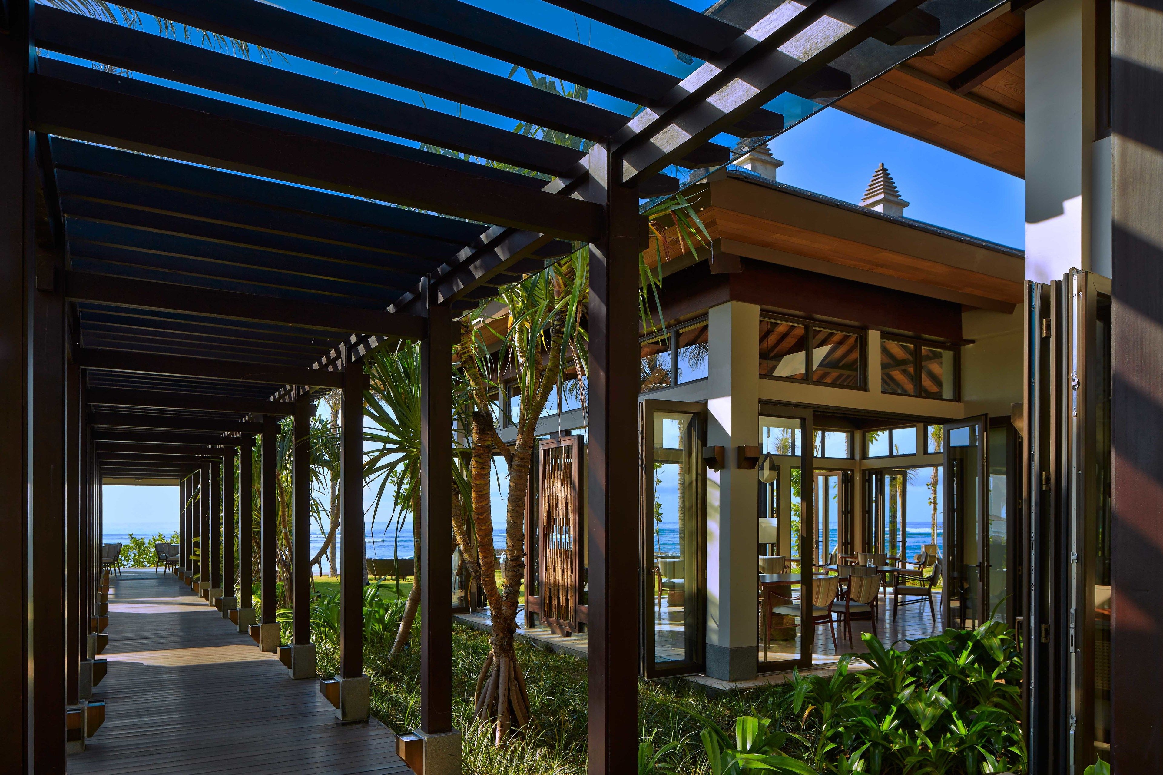 5 restaurants; breakfast, lunch and dinner served 