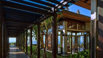 5 restaurants; breakfast, lunch and dinner served