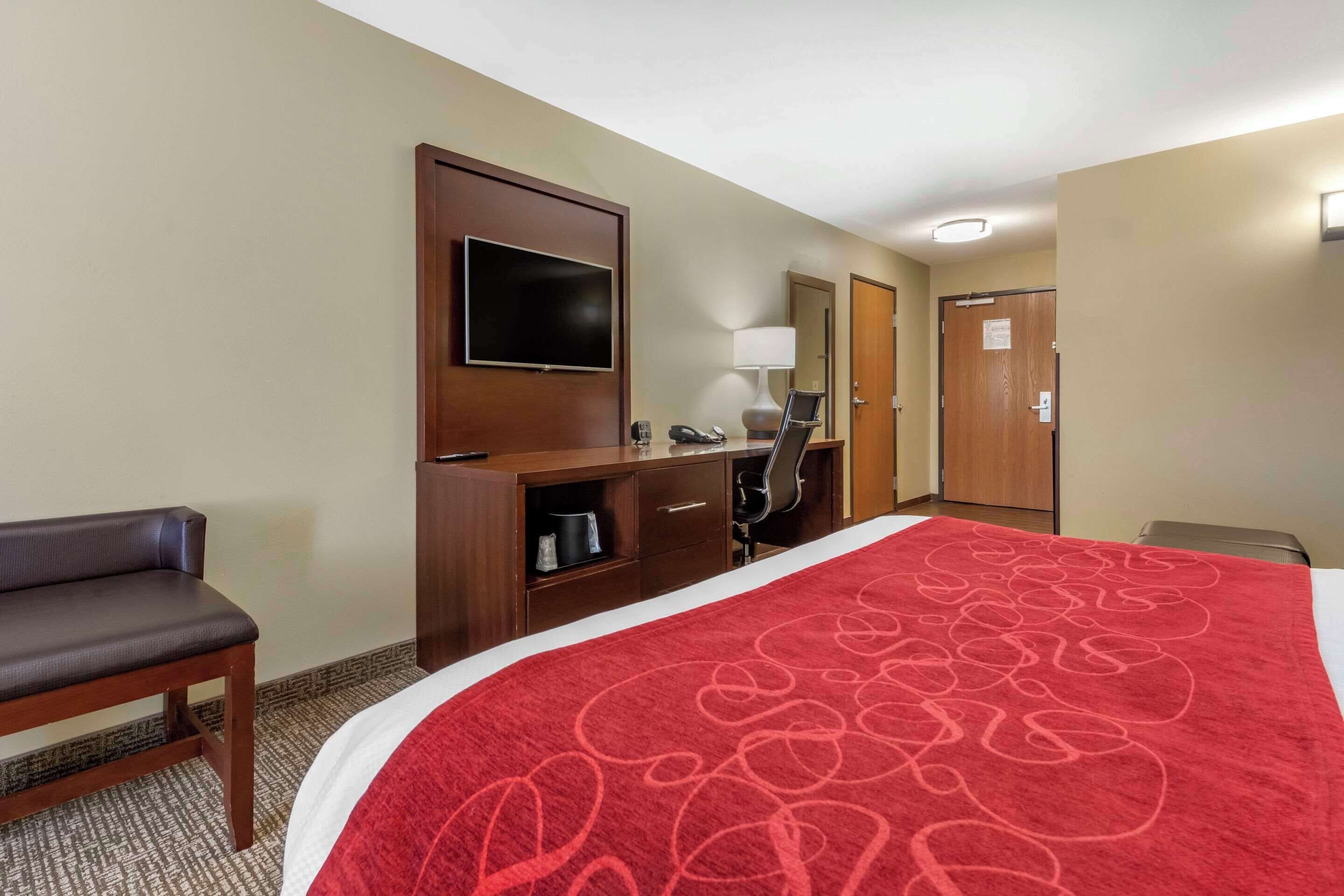 deluxe suite, multiple beds, non smoking | 1 bedroom, in-room safe, desk, laptop workspace