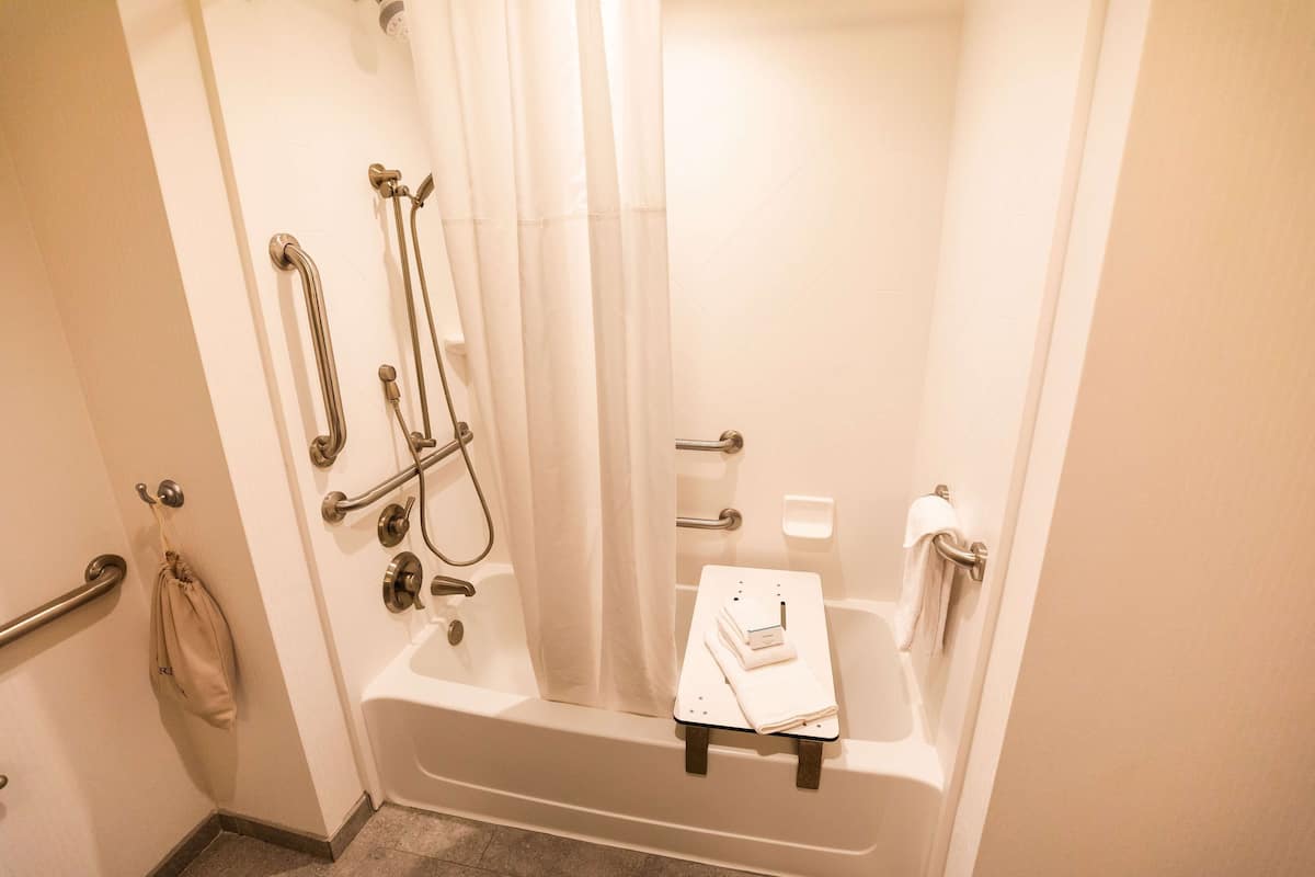 Combined shower/tub, free toiletries, towels
