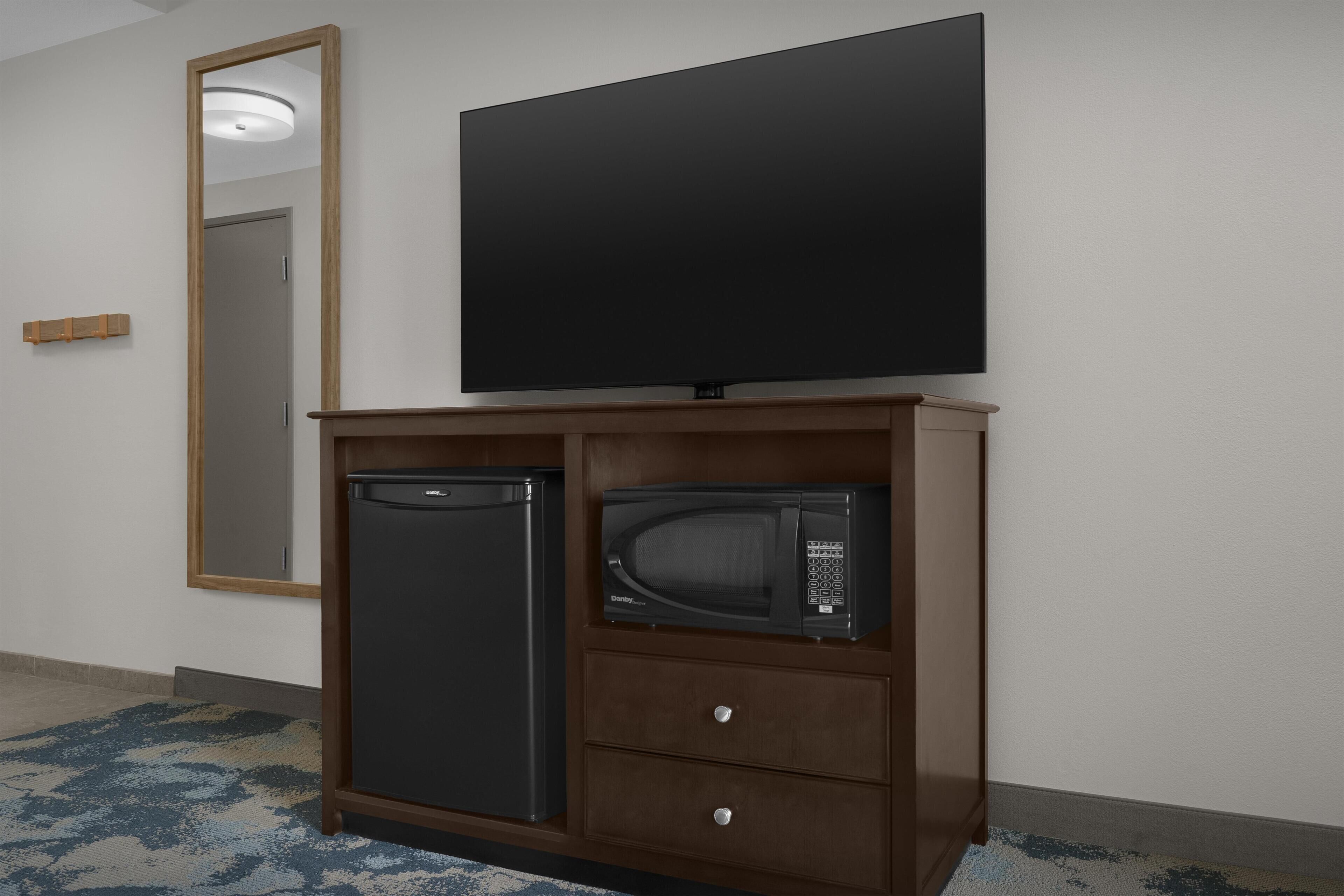 Cortinas blackout, tabla de planchar con plancha y cunas gratuitas 