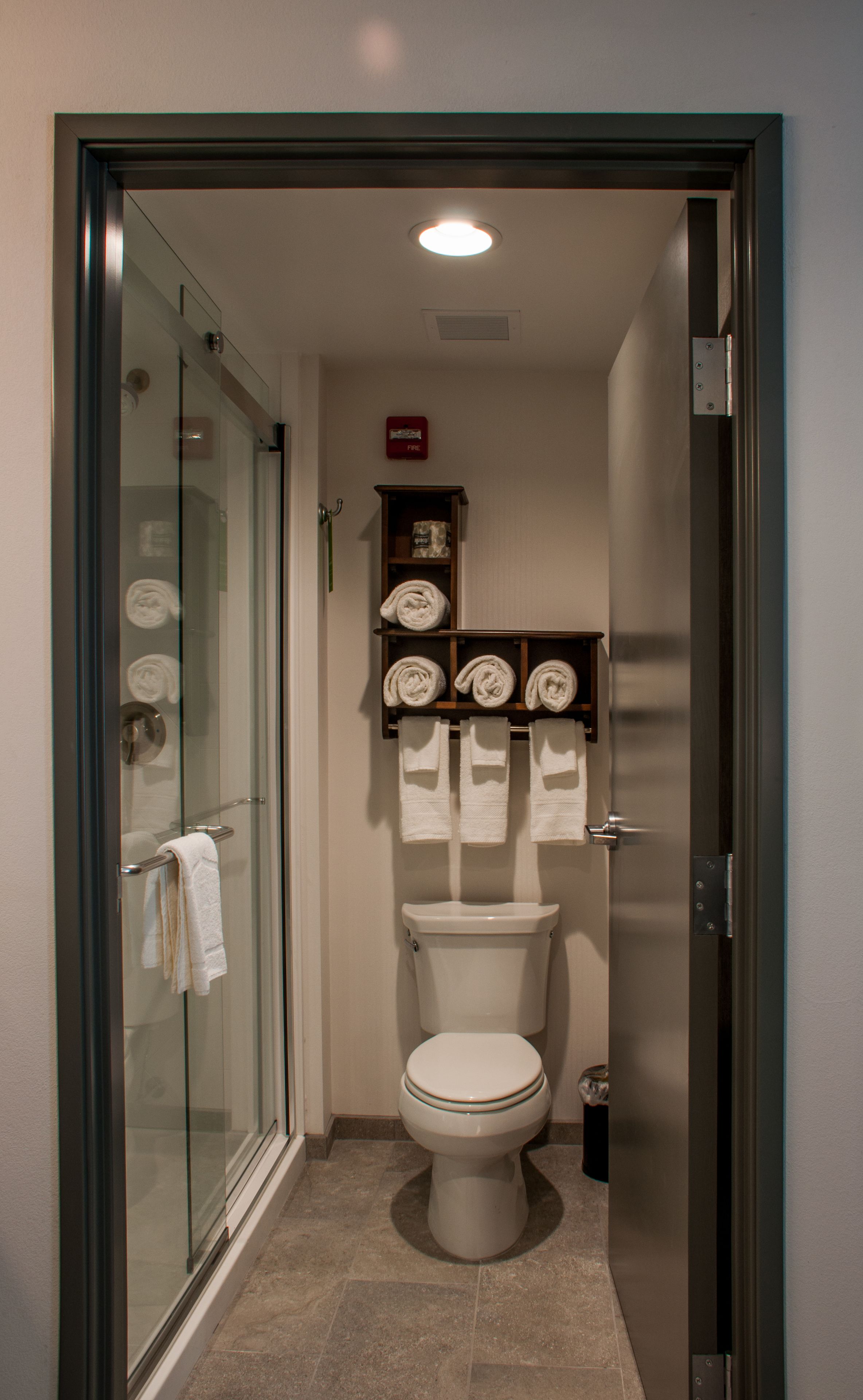 combined shower/bathtub, free toiletries, towels