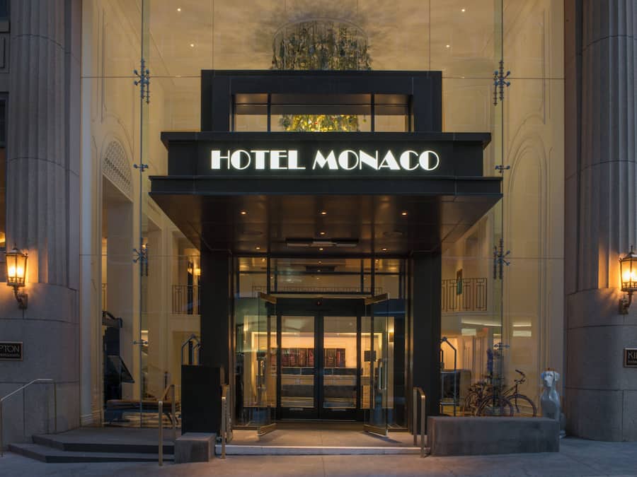L'entrada d'un hotel amb un cartell ben visible que diu 'HOTEL MONACO'.