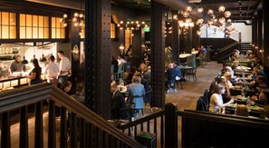 供應早餐、午餐、晚餐和早午餐