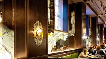 Breakfast, lunch, dinner served; American cuisine