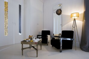 Phòng Suite Junior (Balcony on request) | Khu phòng khách | TV LED 55-inch có truyền hình kỹ thuật số, TV, Netflix 