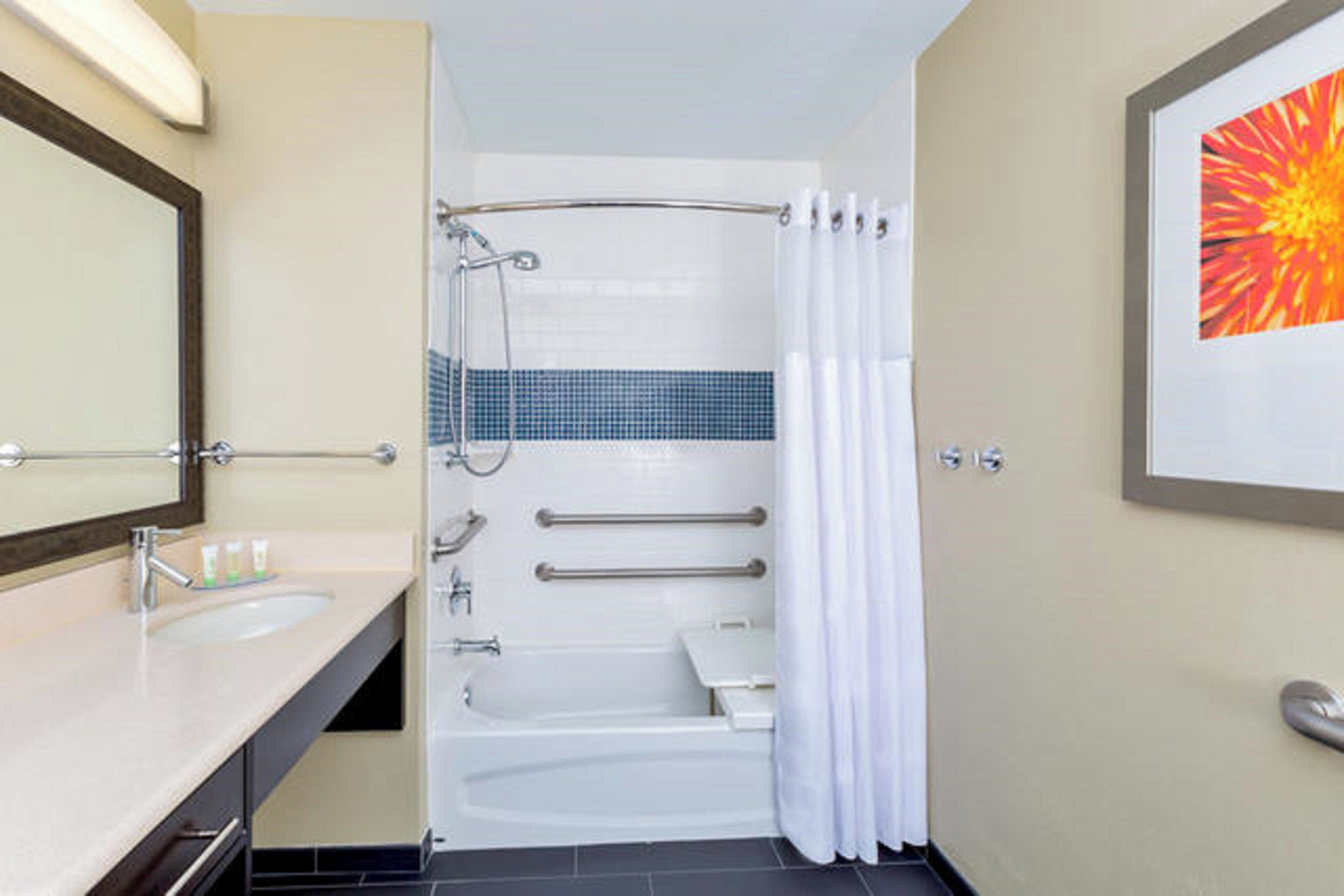 Suite monolocale, 1 letto king, accessibile ai disabili, cucina (Communications, Mobility) | Bagno | Set di cortesia gratuito, asciugacapelli, asciugamani