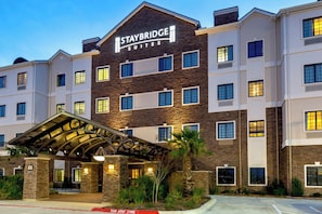 Un hotel Staybridge Suites con entrada cubierta y varios pisos.