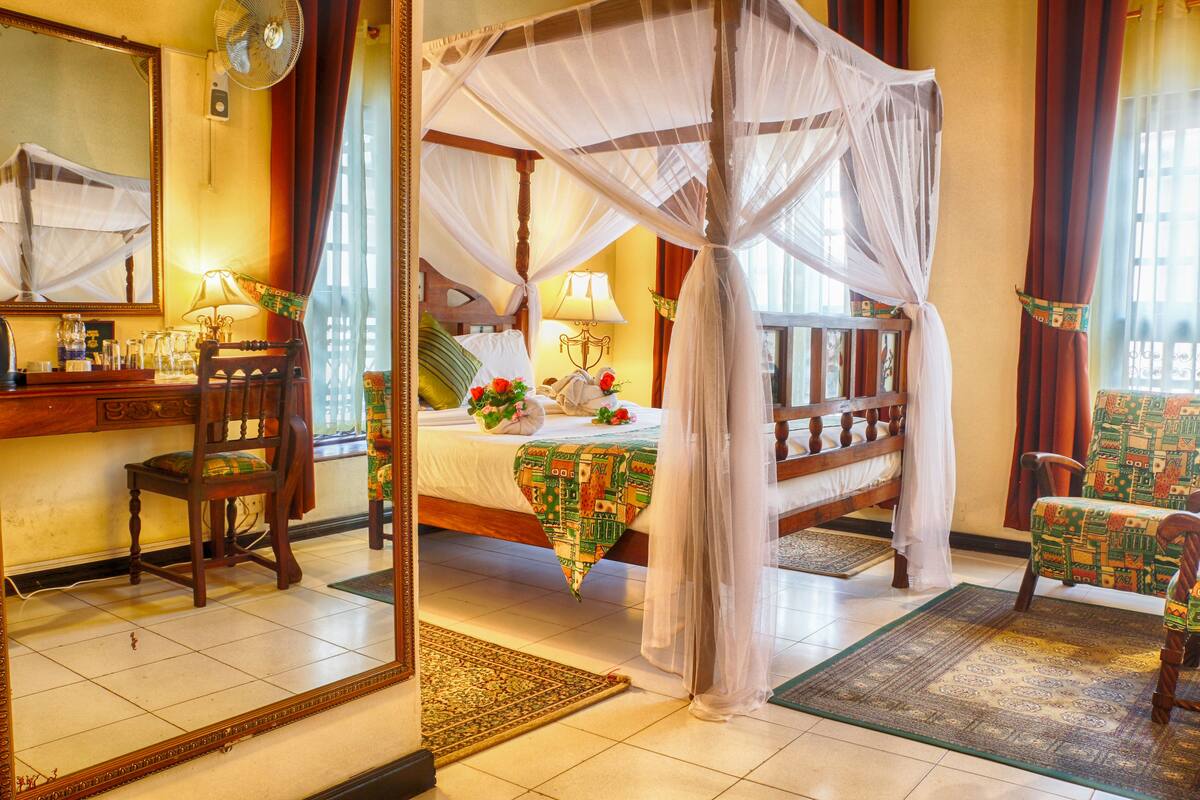 Minibar, desk, free WiFi
