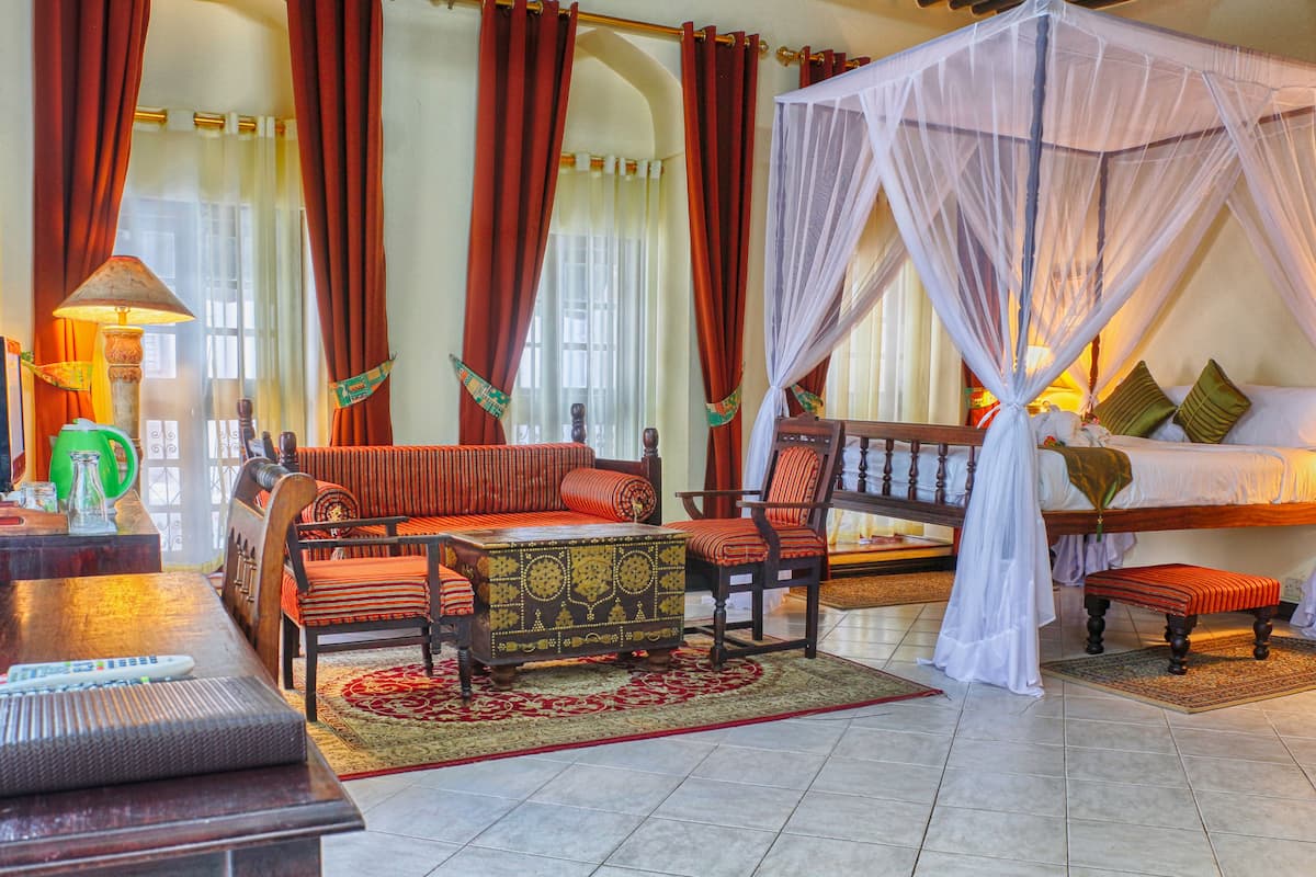 Royal Room | Minibar, desk, free WiFi